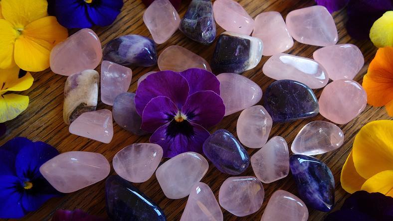 这届年轻人涌向户外挖水晶,实现“零元购”?